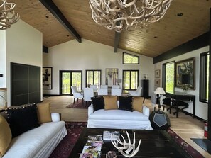 Smart TV, chimenea y libros 