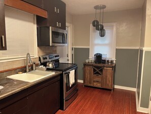 冷蔵庫、電子レンジ、オーブン、コンロ