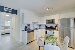 Private kitchen - Charming 2-bedroom apartment in lovely Fort Lauderdale with WiFi, AC (Fort Lauderdale)