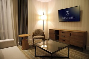 Deluxe Triple Room, 1 King Bed with Sofa bed, Non Smoking, Private Bathroom | Living area