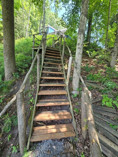 The Pug House. Renovated, fully equipped cottage on Moira lake. Now with wifi.