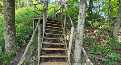 The Pug House. Renovated, fully equipped cottage on Moira lake. Now with wifi.