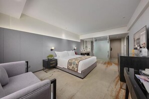 A modern hotel room with a large bed, bedside tables, a desk, and a chair. - Dashen Hotel(Foshan Lecong Furniture City) (Foshan)