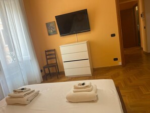 1 habitación, wifi y ropa de cama