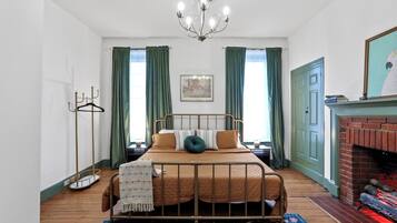 4 bedrooms, desk, iron/ironing board, free WiFi