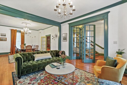 The Doctor’s House: 4BR, Historic Elegance & Downtown Adventure - Sleeps 9!