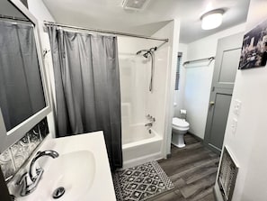 SĂšche-cheveux, serviettes fournies, savon, papier toilette