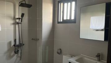 Douche, serviettes fournies, savon, papier toilette