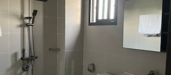 Cozy 2-bedroom apartment in welcoming Abidjan with WiFi, AC