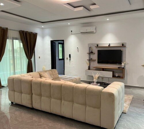 Cozy 2-bedroom apartment in welcoming Abidjan with WiFi, AC