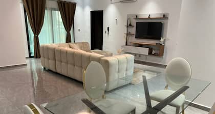 Cozy 2-bedroom apartment in welcoming Abidjan with WiFi, AC
