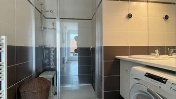 Een douche, een haardroger, handdoeken