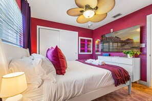 4 bedrooms, iron/ironing board, travel crib, free WiFi - Pool, Firepit, Mini-Golf, Arcade Games, Bunk Beds with slide, and much more! (Clearwater)