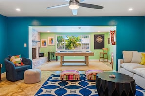 Smart TV, fireplace, foosball, books - Pool, Firepit, Mini-Golf, Arcade Games, Bunk Beds with slide, and much more! (Clearwater)