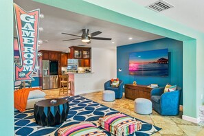 تلفزيون ذكي، مدفأة، كرة قدم الطاولة، كُتُب