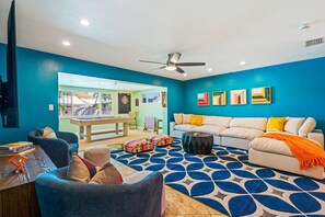 Smart-tv, een open haard, tafelvoetbal en boeken