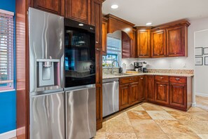 ثلاجة، ميكروويف، فرن، موقد طهي مسطح