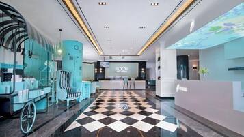 Um hall de hotel moderno com piso xadrez, balcão de recepção e área de estar com design de cadeira exclusivo.