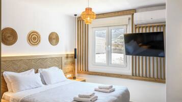 2 bedrooms, desk, iron/ironing board, travel crib