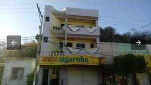 Un edificio a due piani con un cartello che riporta 'DEVASSA Algaroba'.