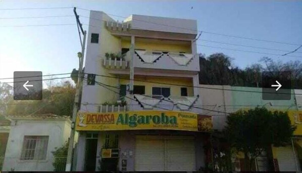 A two-story building with a sign for 'DEVASSA Algaroba'.