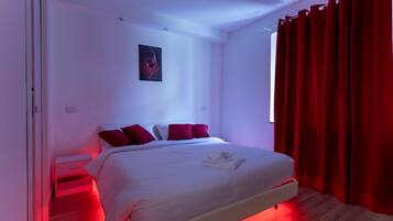 2 bedrooms, desk, iron/ironing board, WiFi