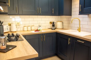 Een koelkast, een oven, een vaatwasser, een broodrooster