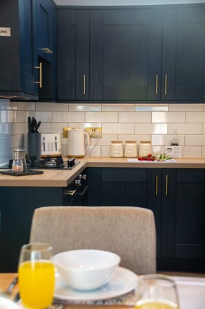 Een koelkast, een oven, een vaatwasser, een broodrooster