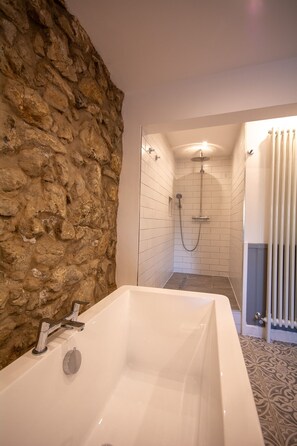 Shower - The Winery - sleeps 4 guests  in 2 bedrooms (Cemaes Bay)