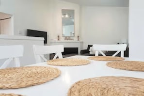 Dining - *** Rathtrevor Beach, Heated Pool + Hot Tub - Parksville B.C ... Sleeps 6 (Parksville)