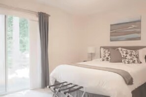 2 bedrooms, iron/ironing board, travel cot, WiFi - *** Rathtrevor Beach, Heated Pool + Hot Tub - Parksville B.C  ...  Sleeps 6 (Parksville)