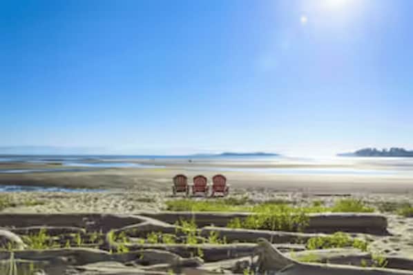 Sun-loungers, beach towels - *** Rathtrevor Beach, Heated Pool + Hot Tub - Parksville B.C ... Sleeps 6 (Parksville)