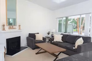 Smart TV, fireplace, video games - *** Rathtrevor Beach, Heated Pool + Hot Tub - Parksville B.C  ...  Sleeps 6 (Parksville)