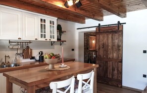 Kjøleskap, ovn, kokeplater og oppvaskmaskin