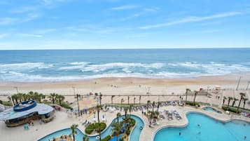 Alberca techada y alberca climatizada