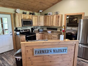 Frigorífico, microondas, horno y placa de cocina