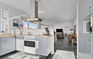 Fridge, microwave, stovetop, dishwasher - 3 bedroom gorgeous home in Hejls (Hejls)