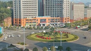 A multi-story building with a central courtyard and a roundabout.