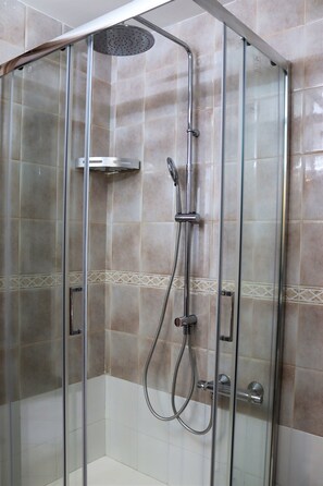 Haartrockner, Bidet, Handtücher, Seife