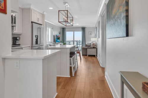 Front Ocean Views! Beautiful Condo - WALK to TOWN- Pool- Private Beach Access