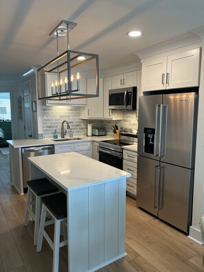 Refrigerador, microondas, horno y parrilla de estufa 