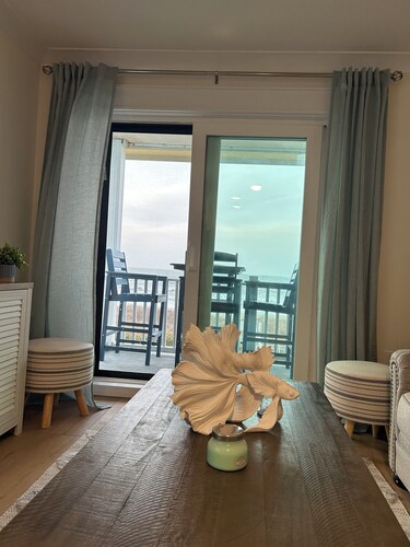 The Big Blue, Oceanfront Condo w pool-8min walk to park, pier, restaurants&more!