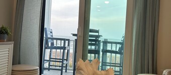 The Big Blue, Oceanfront Condo w pool-8min walk to park, pier, restaurants&more!