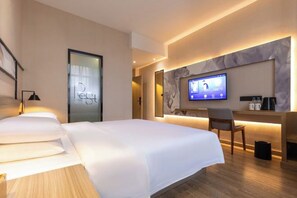 A modern hotel room with a large bed, a desk with a computer, and a television. - Rest Comfort Hotel(Shanghai North Bund Ningguo Road Subway Station) (Shanghai)