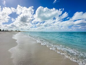 En la playa, camastros y toallas de playa 
