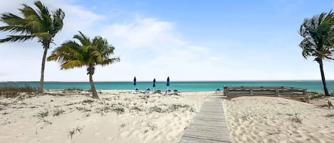 在海滩、沙滩椅、沙滩毛巾