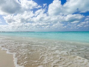 En la playa, camastros y toallas de playa 