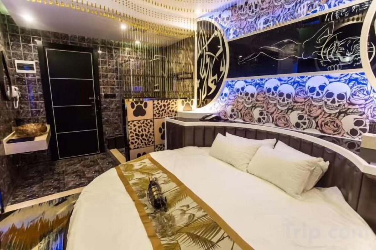 Boutique Theme Room