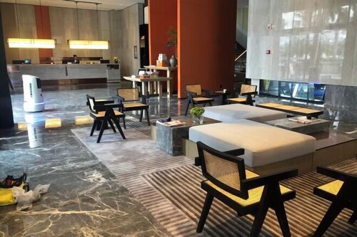 Qionghai Changlong Hotel (Yinhai Zaliang Street)