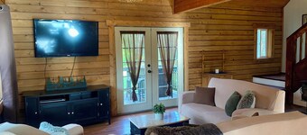 Cozy large cabin with sleeping loft in Forks WA